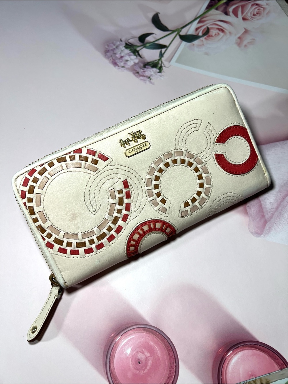 🌺 COACH WOMEN’S CREAM AND RED PATTERNED ACCORDION WITH ZIPPER AROUND WALLET
